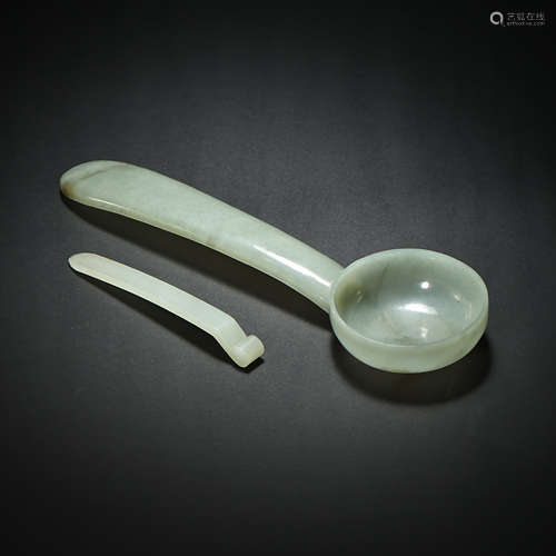 A GROUP OF CHINESE QING DYNASTY HETIAN JADE SPOONS