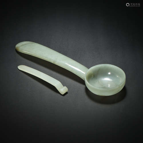 A GROUP OF CHINESE QING DYNASTY HETIAN JADE SPOONS