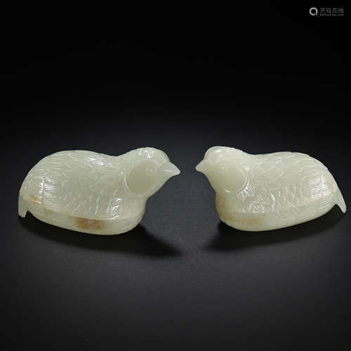 CHINESE QING DYNASTY HETIAN JADE BIRD-SHAPED POWDER BOX