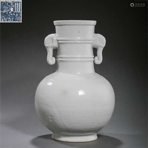 WHITE PORCELAIN AMPHORA, QIANLONG PERIOD, QING DYNASTY, CHIN...