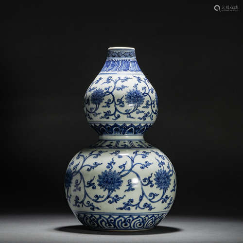 Qing Dynasty blue and white flower gourd bottle