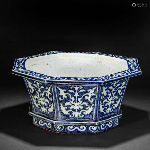 Ming Dynasty blue and white flower square edge flower pot