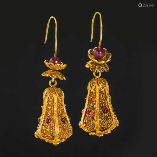 Qing Dynasty Pure Gold Inlaid Gemstone Earrings