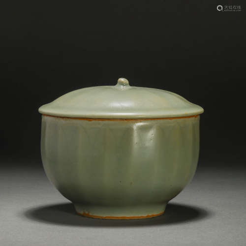 Song Longquan ware Covered Bowl with Petal Pattern