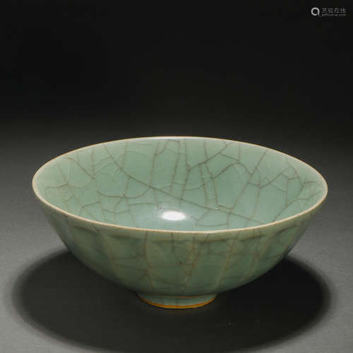 Song Longquan ware petal pattern plate