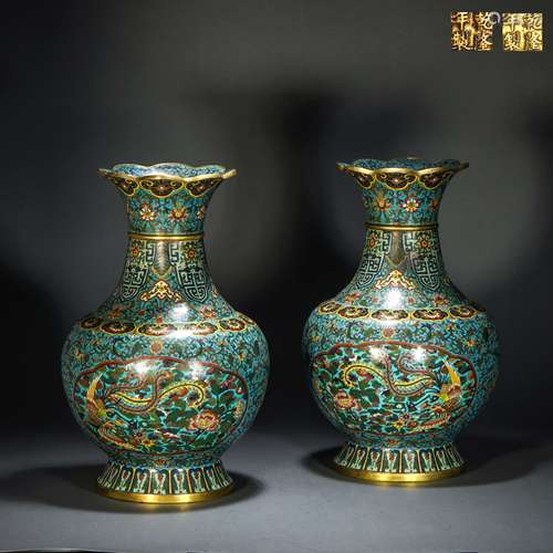 A pair of cloisonne vases in Qing Dynasty