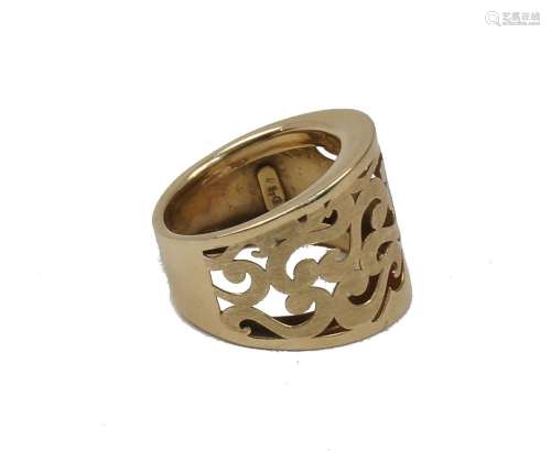 An Italian 14ct yellow gold ring, with pierced scrolling fol...