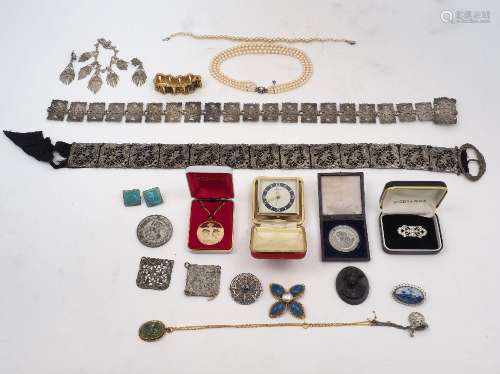 A group of costume jewellery, to include: a blue paste flowe...