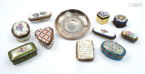 A group of porcelain trinket and patch boxes, 19th/20th cent...