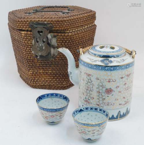 A Chinese porcelain three-piece tea set, 20th century, compr...
