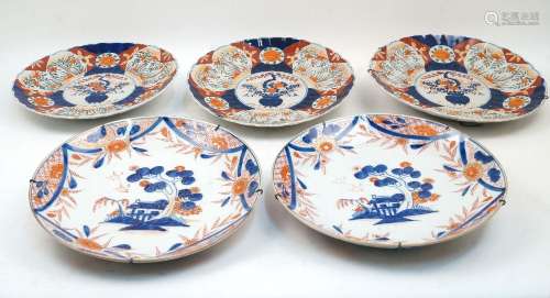 A group of five Japanese Imari plates, 20th century, compris...