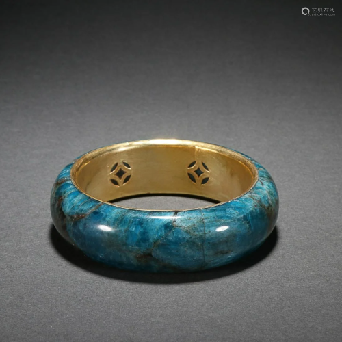 CHINESE GOLD-MOUNTED SAPPHIRE BANGLE