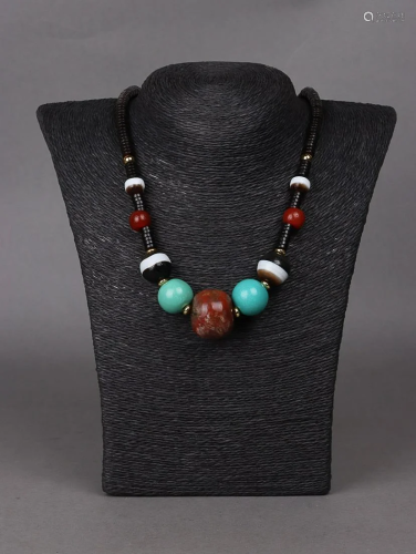 CHINESE AGATE BEADED NECKLACE