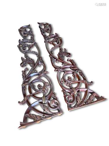 Large Italian Carved Wooden Crest Rail,