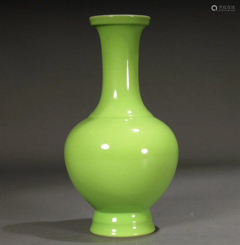 An Apple Green-Glazed Vase