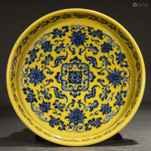 A Blue And White Yellow-Ground 'Flower' Dish