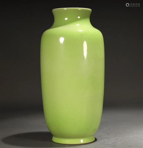 An Apple Green-Glazed Vase