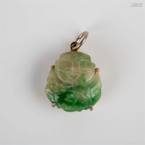 A set of 18k gold jadeite ring and jadeite pendant