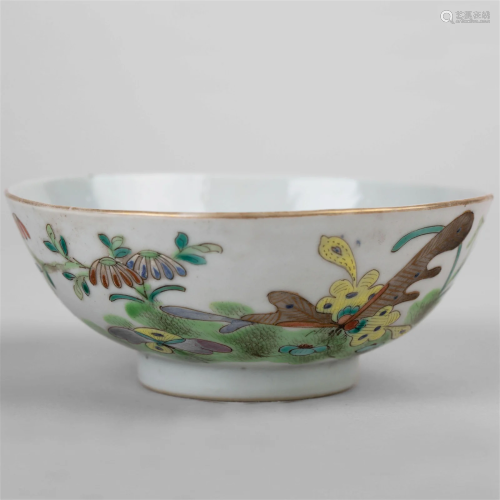 Floral butterfly Famille Rose pattern bowl with 'Tongzh...