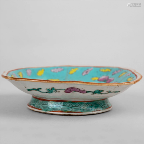 Famille rose small dish with mark, late Qing dynasty