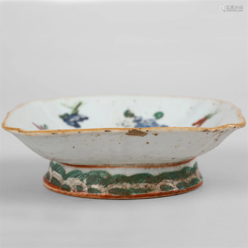 Famille rose small dish with mark, late Qing dynasty