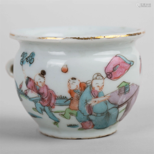 Bird jar with Famille Rose baby play pattern, late QING dyna...