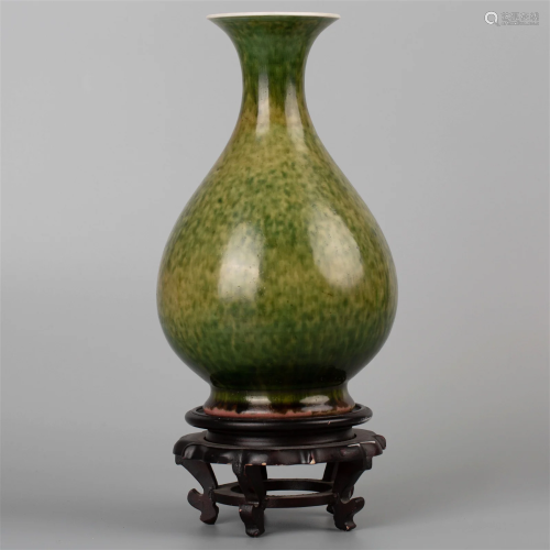 Green glazed Yuhuchun vase with base with 'Daqing Yongz...