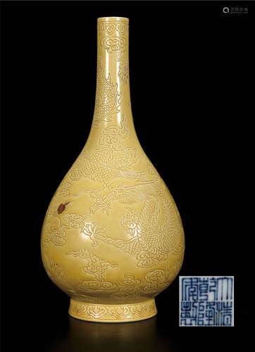 黄釉刻龙纹胆瓶