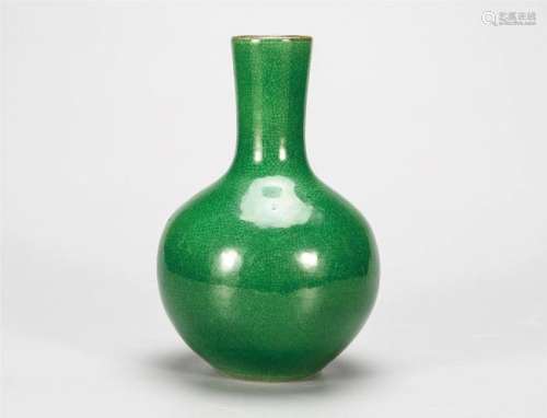 绿哥釉天球瓶