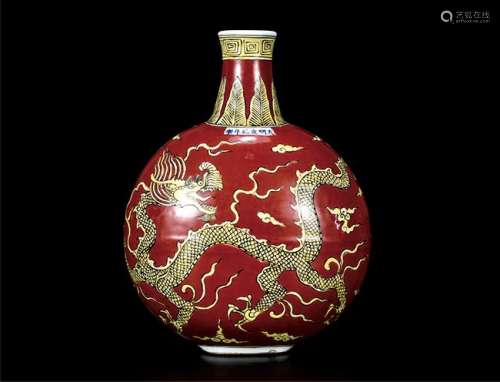 黄地红釉龙纹抱月瓶