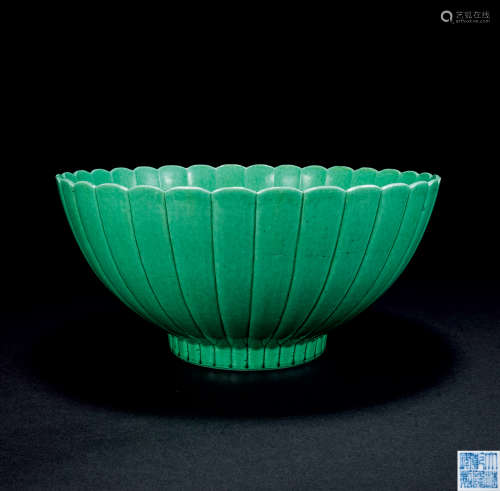 清 綠釉菊形碗
