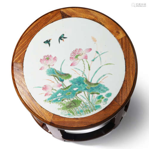 清中期 嵌粉彩莲池情趣圆瓷板红木凳