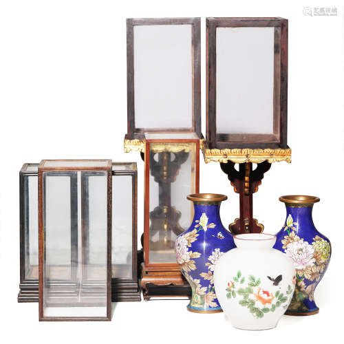 二十世纪 木嵌玻璃罩六个及花瓶三件