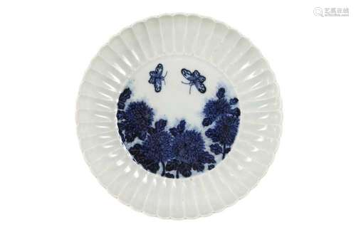 A CHINESE BLUE AND WHITE 'CHRYSANTHEMUM' DISH. The centre pa...