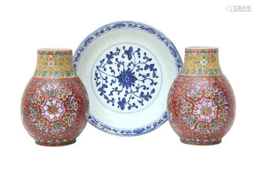 A CHINESE BLUE AND WHITE 'LOTUS' DISH AND A PAIR OF FAMILLE ...