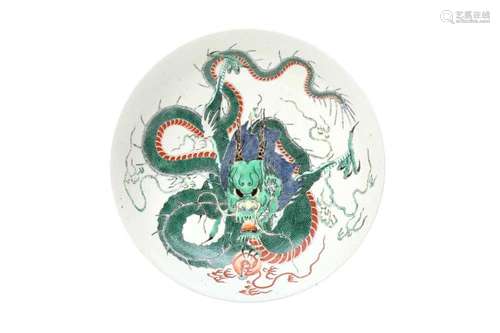 A CHINESE FAMILLE VERTE 'DRAGON' DISH. The well painted with...