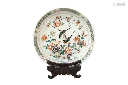 A LARGE CHINESE FAMILLE VERTE 'BIRDS' CHARGER. Qing Dynasty