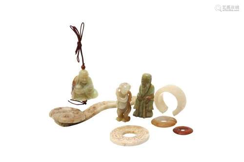 EIGHT CHINESE JADE AND HARDSTONE CARVINGS. Comprising a stan...