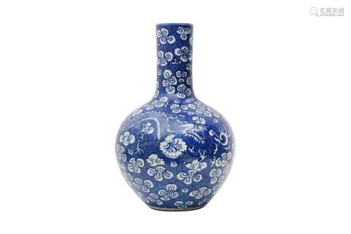 A CHINESE BLUE AND WHITE 'DRAGON' VASE