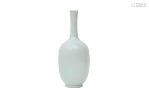 A SMALL CHINESE CLAIR-DE-LUNE GLAZED VASE. The ovoid body re...