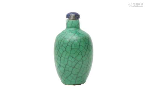 A CHINESE APPLE-GREEN CRACKLE-GLAZED SNUFF BOTTLE