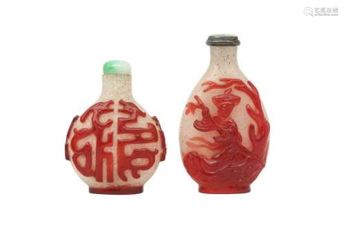 TWO CHINESE OVERLAY GLASS SNUFF BOTTLES