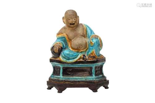 A CHINESE TURQUOISE-GLAZED FIGURE OF BUDDHA