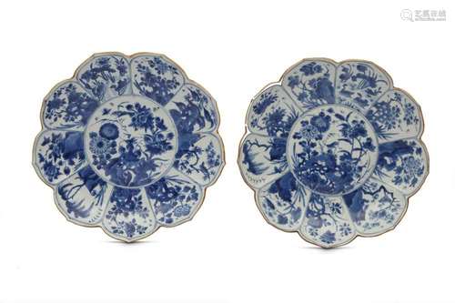 A PAIR OF CHINESE BLUE AND WHITE 'LOTUS' DISHES