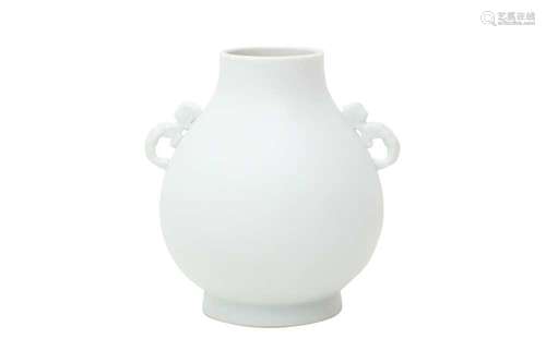 A CHINESE WHITE-GLAZED VASE, HU