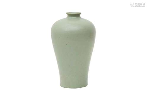 A CHINESE CELADON-GLAZED VASE, MEIPING