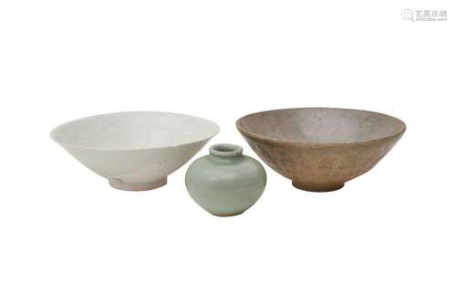 TWO CHINESE BOWLS AND A CELADON GLAZED JAR