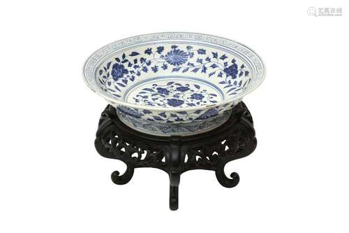 A CHINESE BLUE AND WHITE 'FLOWERS' DISH