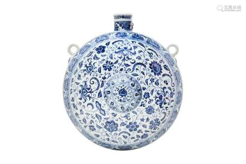 A LARGE CHINESE BLUE AND WHITE PILGRIM FLASK