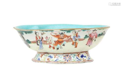 A CHINESE FAMILLE ROSE QUATREFOIL BOWL